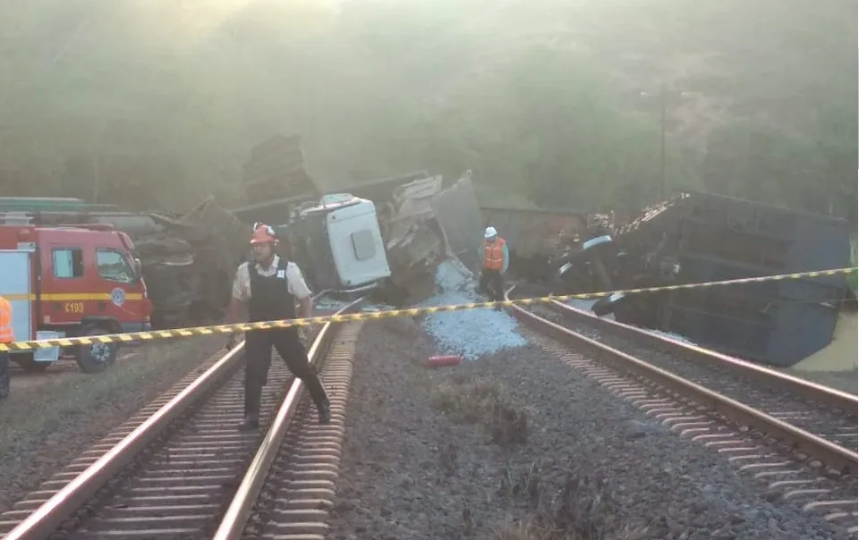 Trem da Vale colide com caminhão, motorista morre e viagens são interrompidas