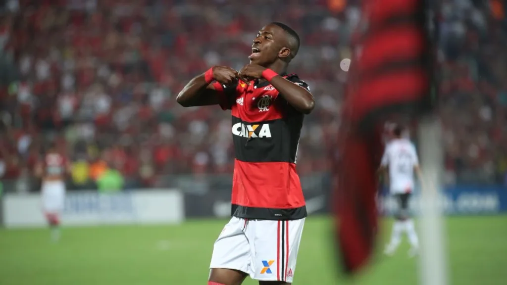 Líder Flamengo enfrenta o Palmeiras na provável despedida de Vinicius Junior