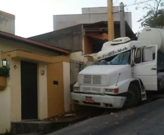 Caminhão desgovernado desce ladeira e atinge casa em Cachoeiro de Itapemirim