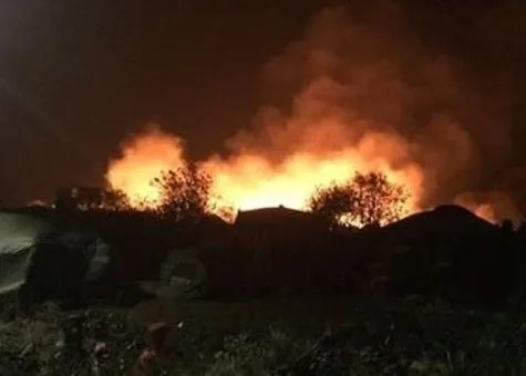 Incêndio destrói acampamento de refugiados na cidade portuária de Calais na França