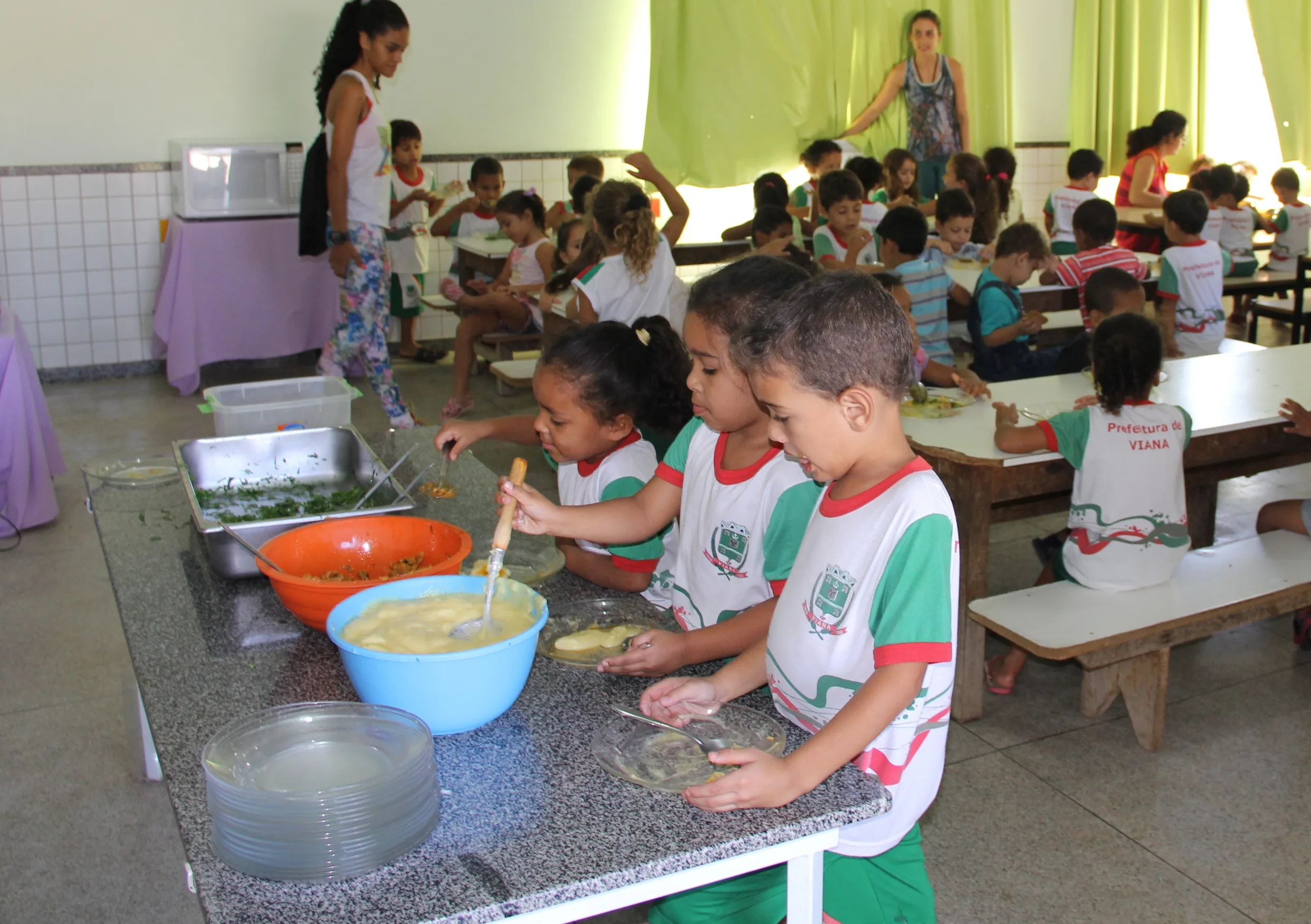 Fome de quê? Alunos de escola de Viana podem escolher o que e quanto vão comer na merenda