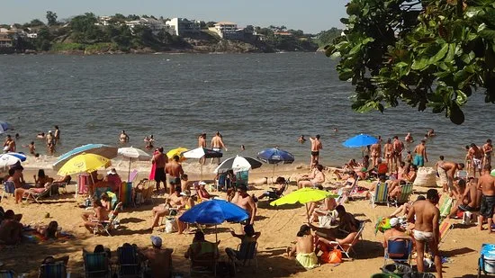 Grande Vitória tem praias lotadas e desrespeito às medidas contra a Covid-19 no feriadão