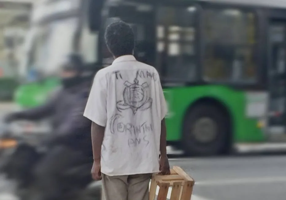 Foto de guardador de carros com camisa 'personalizada' do Corinthians viraliza nas redes sociais