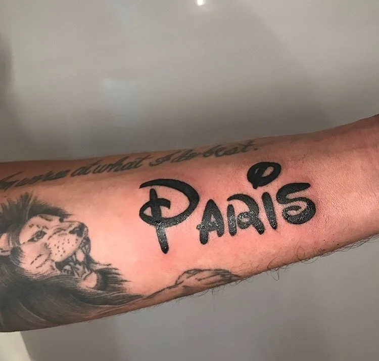 Paris Hilton é surpreendida pelo namorado com tattoo de seu nome em letras da Disney