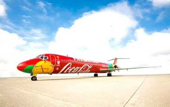 Copa do Mundo: avião colorido da Taça chega a Vitória e chama a atenção