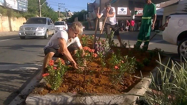 Prefeito de Colatina dança zumba e vira jardineiro em mais um fim de semana