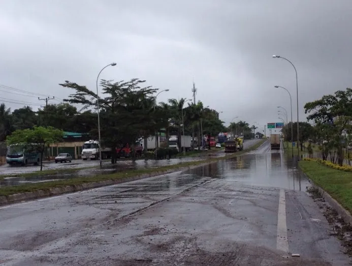 Alagamento interdita trecho da BR-101 na Serra nesta manhã