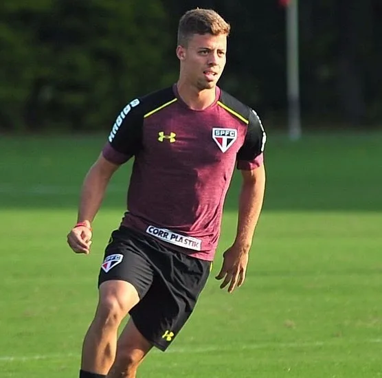 Com lesão muscular, meia Lucas Fernandes desfalca o São Paulo por até 3 semana