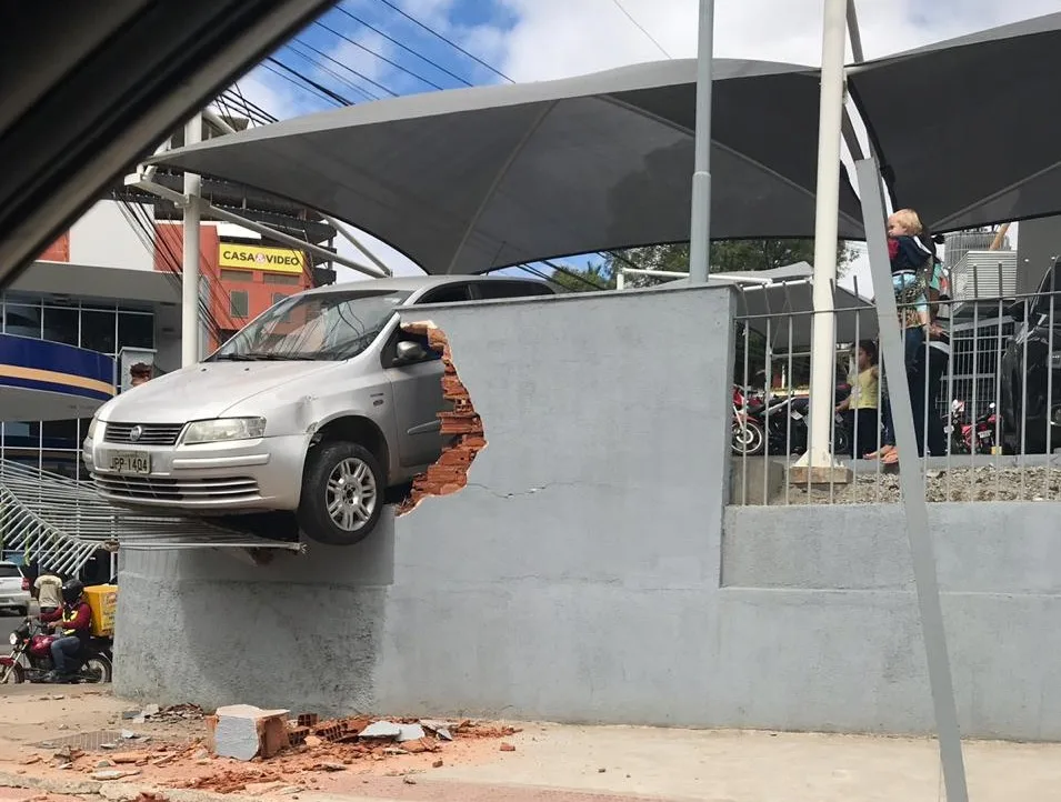 Mulher perde controle de carro e bate em muro de supermercado em Cachoeiro