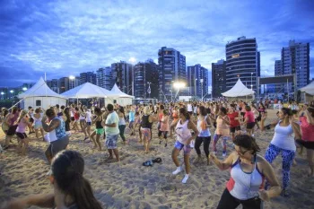 Aula de zumba na Arena Vitória Verão