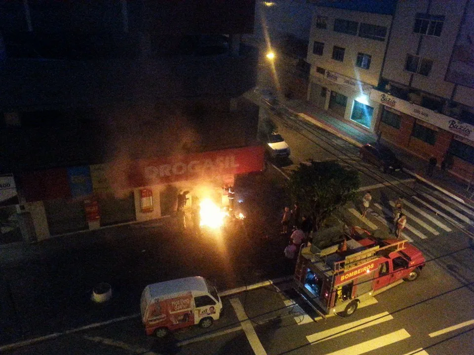 Incêndio destrói produtos de farmácia e assusta moradores de Vila Velha