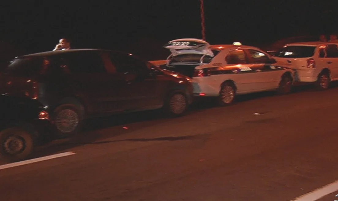 Engavetamento entre sete carros fere um e deixa trânsito engarrafado na Reta do Aeroporto