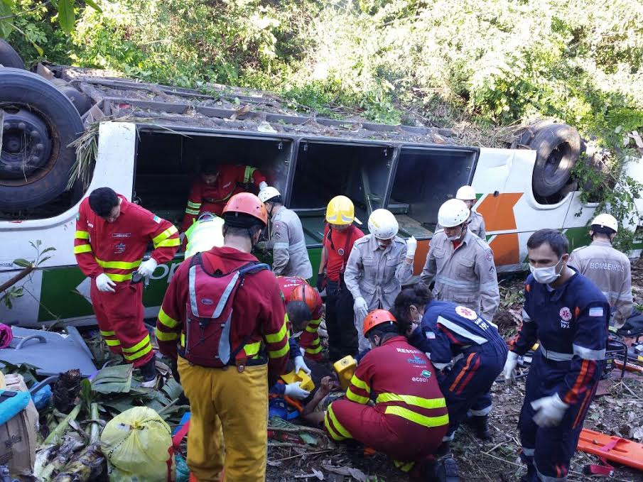 Sobe para nove número de mortos em acidente com ônibus na BR-101, na Serra