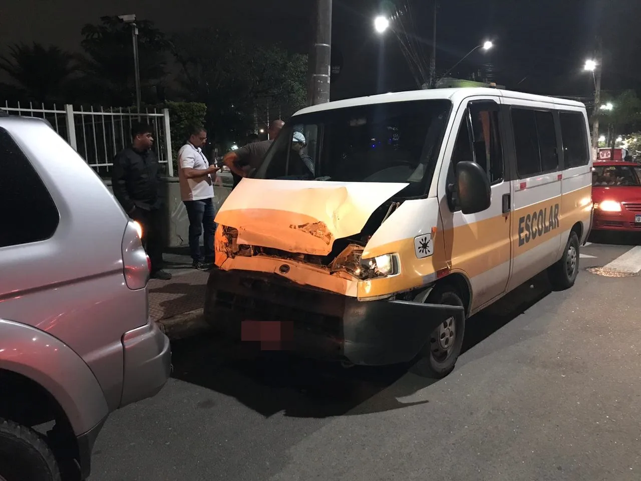 Engavetamento entre carros e van escolar deixa criança ferida em Vitória