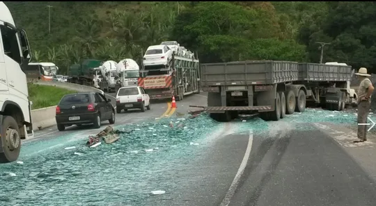 Acidente em Rio Novo do Sul deixa pista parcialmente interditada