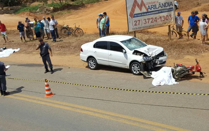 Casal morre em acidente envolvendo carro e moto em rodovia de Marilândia