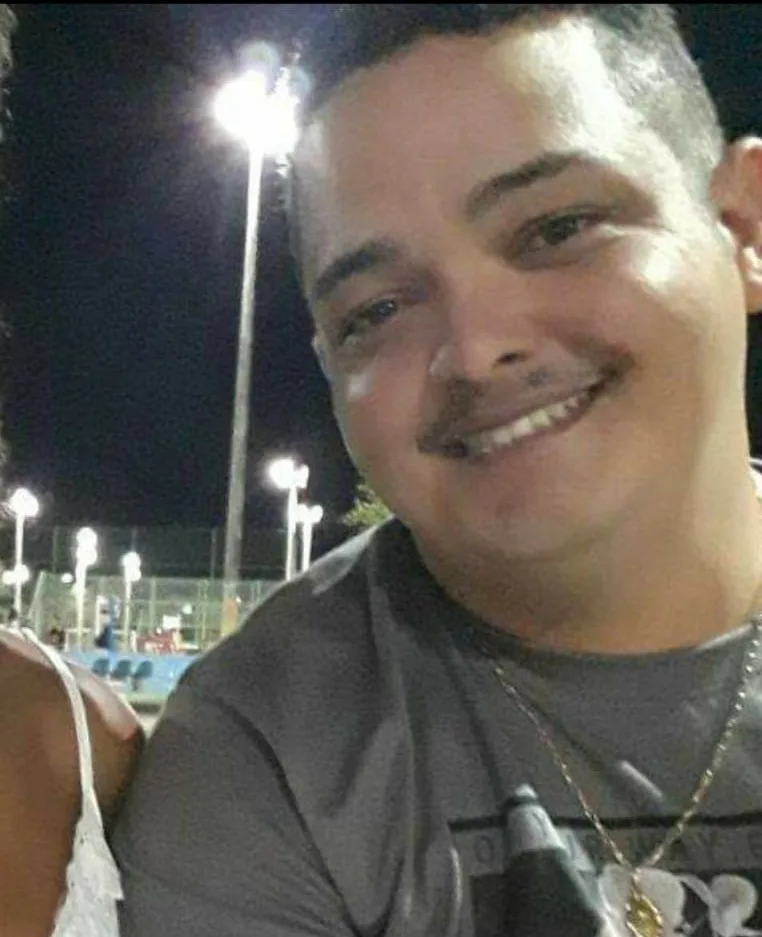 Homem é assassinado com tiros nas costas em praça da Serra