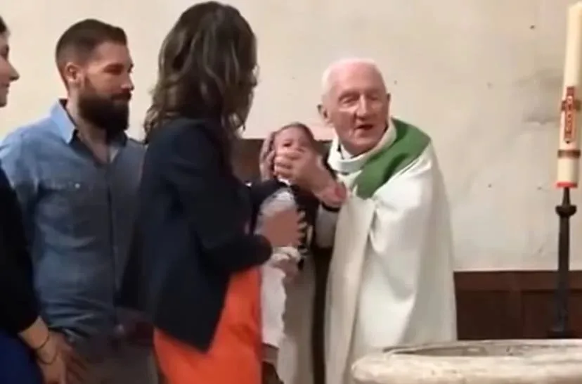 VÍDEO | Padre se irrita com choro e dá tapa em bebê durante batismo