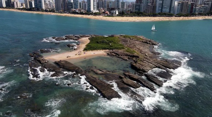 Com travessia no mar, mutirão em Vila Velha vai retirar lixo das ilhas Itatiaia e Pituã