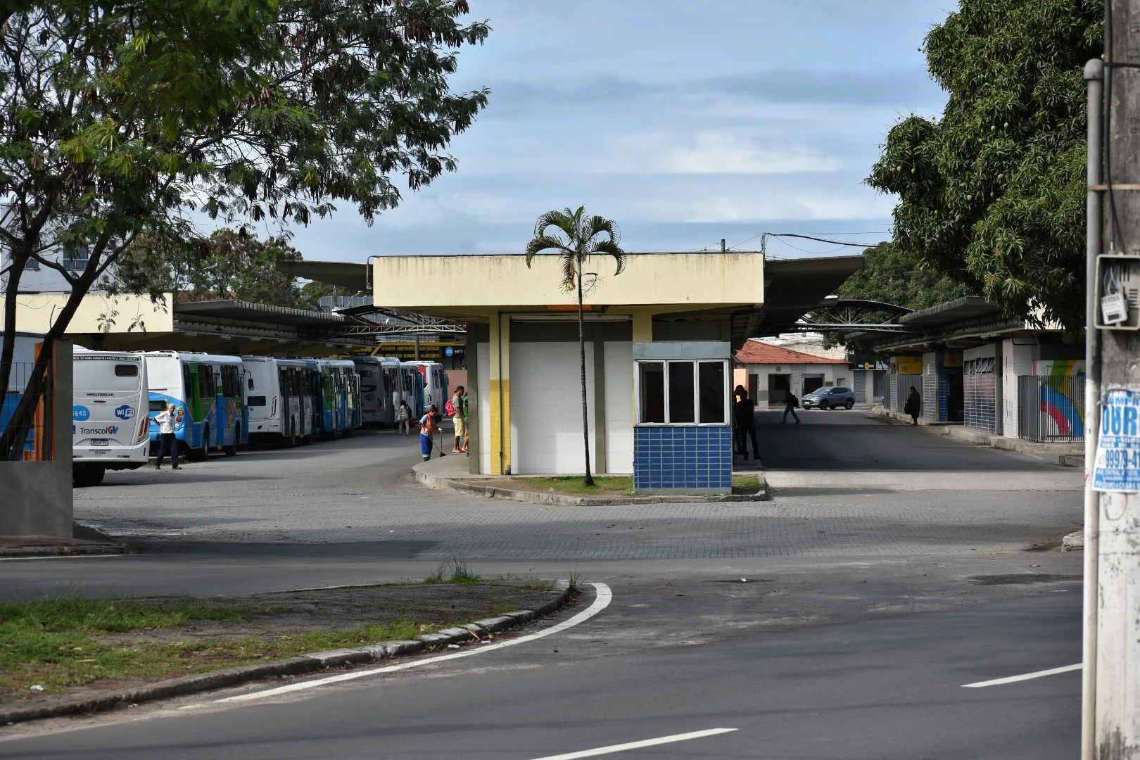 Ladrões com metralhadora rendem passageiros de Transcol na Serra