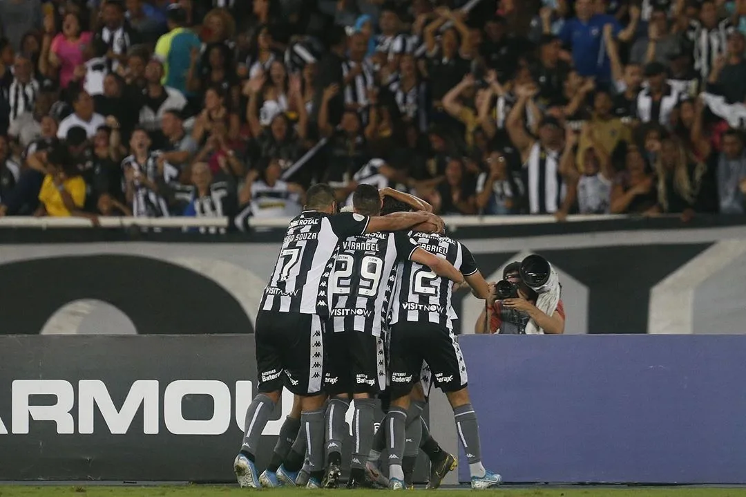 Botafoguenses enaltecem torcida e jogador Igor Cássio comemora 1º gol como profissional