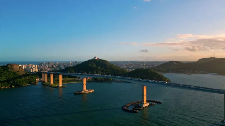 VÍDEO | Drones mostram belezas do Morro do Moreno e Terceira Ponte