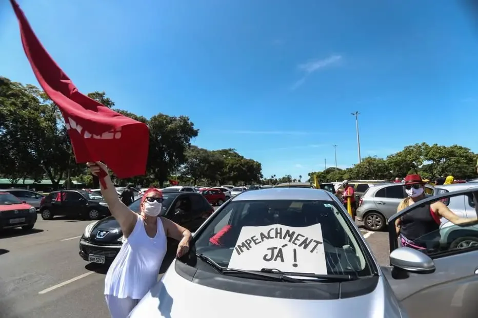 Manifestantes fazem carreata pró-impeachment de Bolsonaro no centro de Brasília