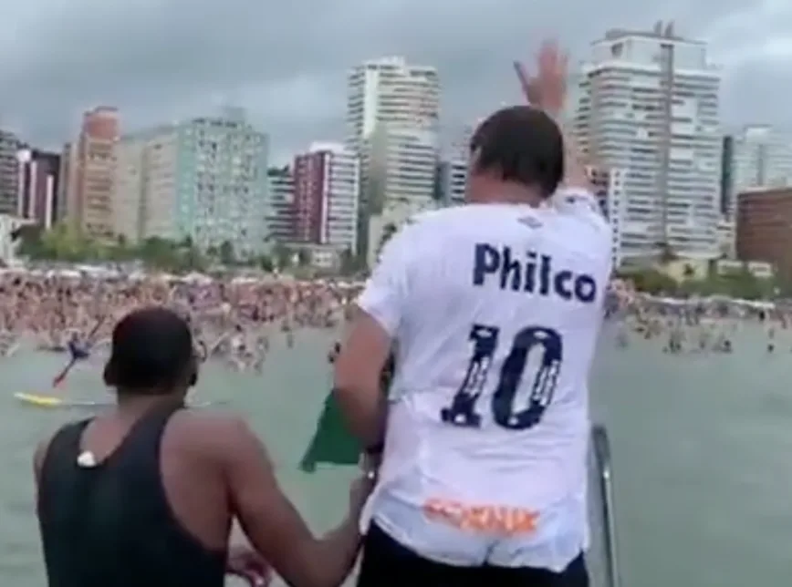 Bolsonaro nada com banhistas na Praia Grande e promove nova aglomeração