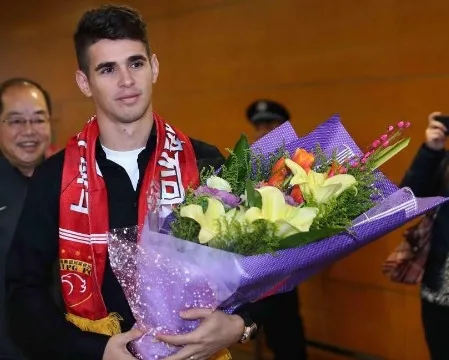 Oscar é recebido com festa na China, onde defenderá o Shanghai SIPG