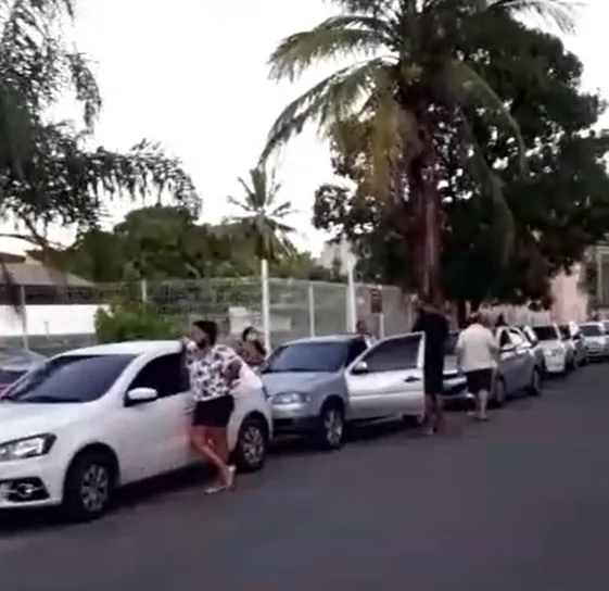 VÍDEO| Moradores de Guarapari formam fila de carros para tomar vacina a contra covid-19