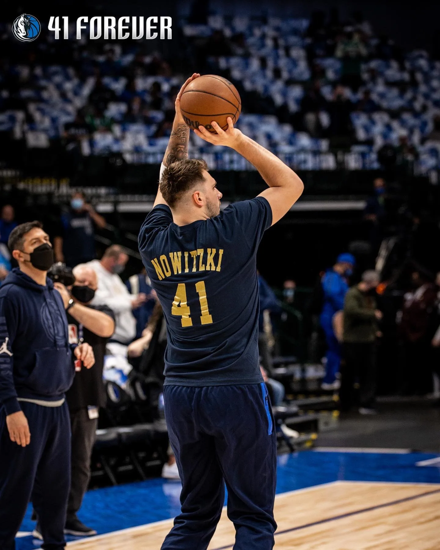 Mavericks vencem em noite de homenagem a Nowitzki