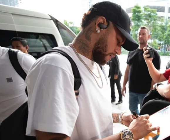 Neymar estaria namorando com a ex de Maluma, segundo colunista