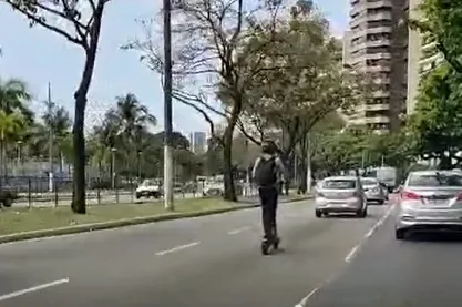 VÍDEO | Infração: Homem é flagrado andando com veículo similar a patinete elétrico em avenida de Vitória