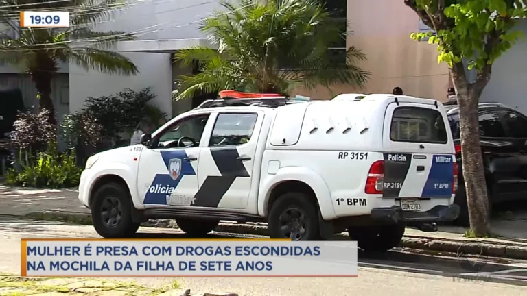 Mãe é presa por carregar drogas na mochila da filha de 7 anos.