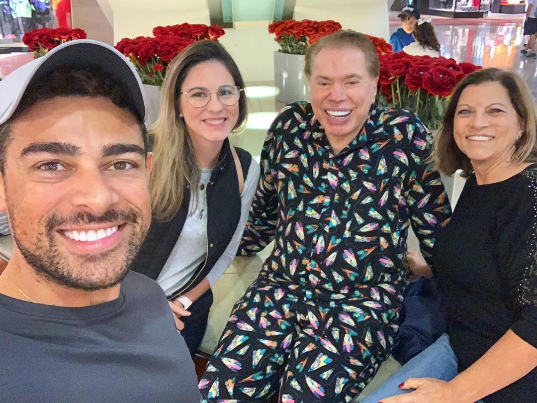 De férias, apresentador Silvio Santos aparece bem a vontade de pijama nas rua de Orlando