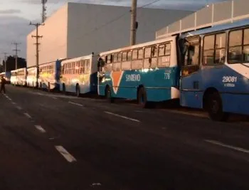 Motoristas e cobradores fazem protesto e policiais escoltam ônibus em Vila Velha