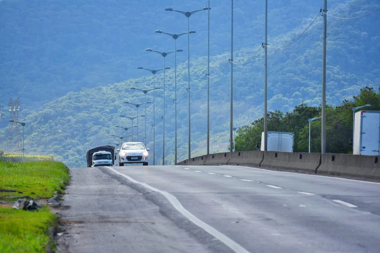 Motorista que teve carro danificado ao passar por buraco na BR-101 será indenizado