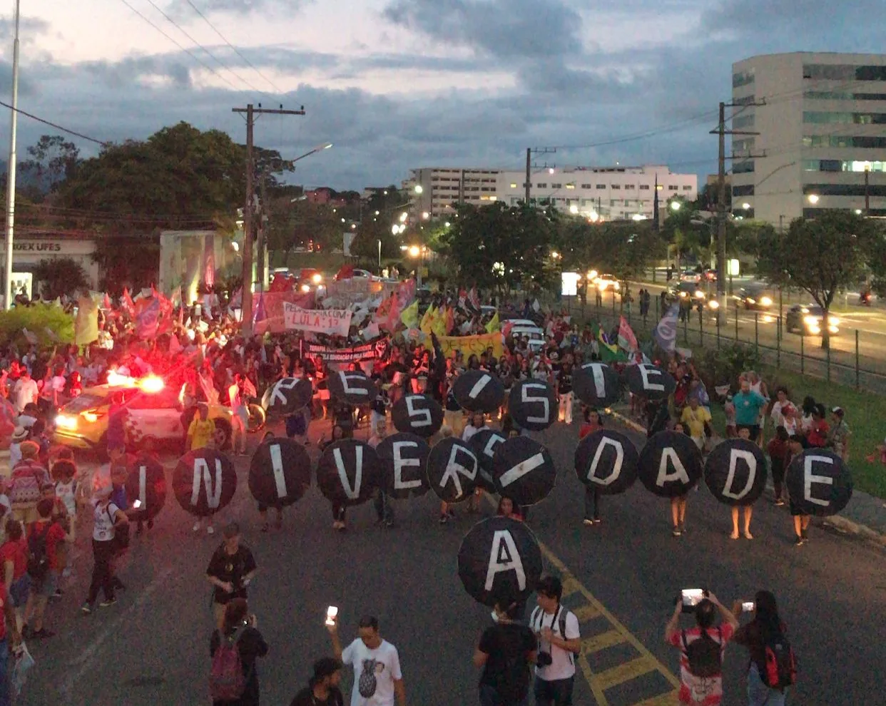 VÍDEO | Manifestação em defesa da educação interdita avenidas de Vitória