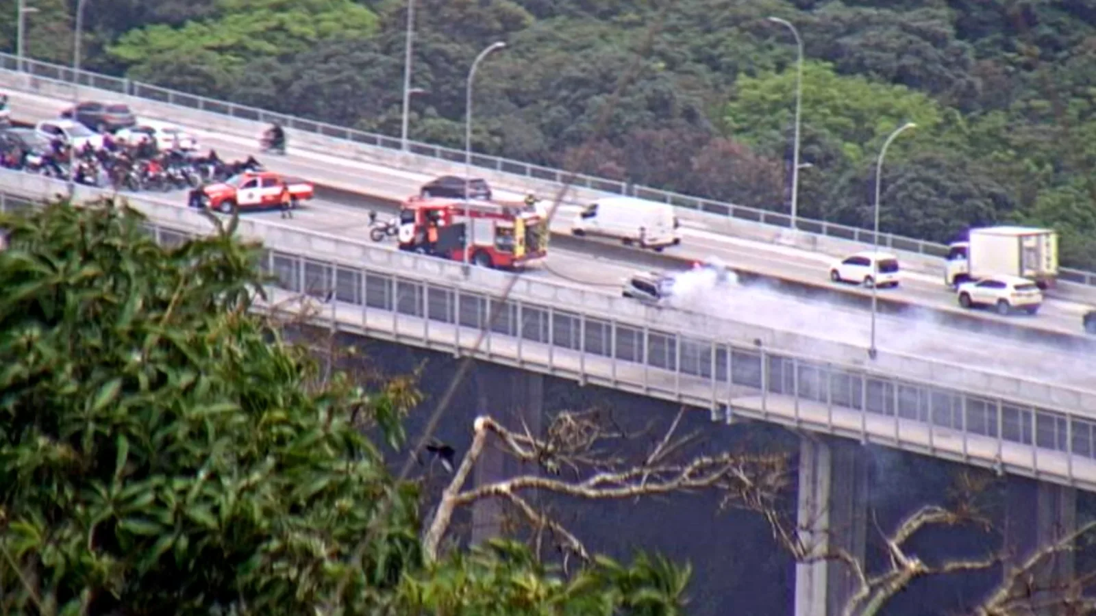 VÍDEO | Após carro pegar fogo, Terceira Ponte é liberada no sentido Vila Velha-Vitória