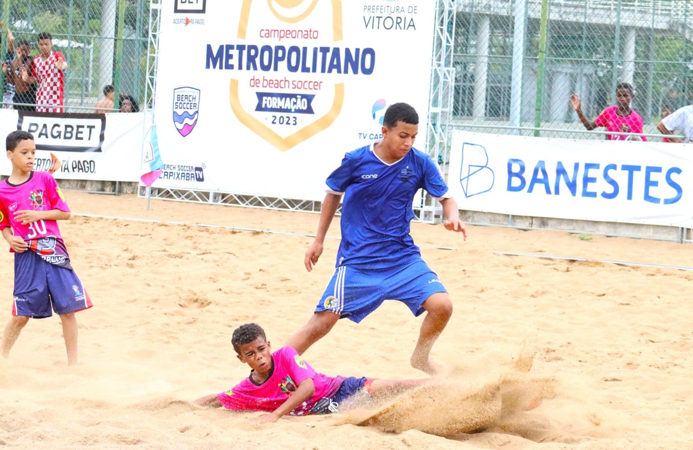 Primeiras rodadas do Campeonato Metropolitano de Base Beach Soccer deixam tudo embolado na luta pela vaga