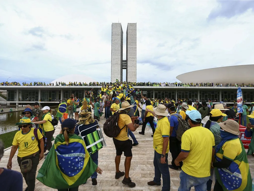 Manifestantes invadem Congresso, STF e Palácio do Planalto.