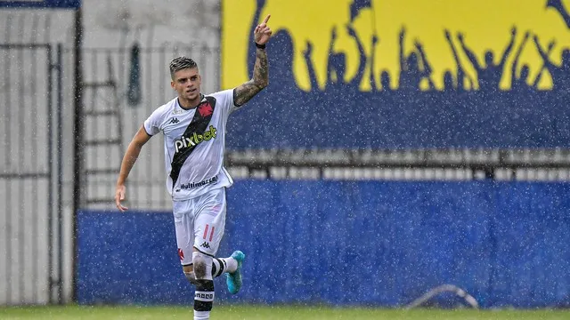 Com brilho de Gabriel Pec, Vasco vence o Madureira e segue invicto no Carioca