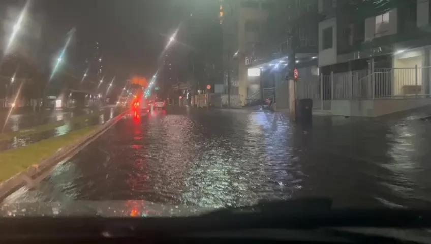 Temporal com raios e ventos fortes causa alagamentos na Grande Vitória