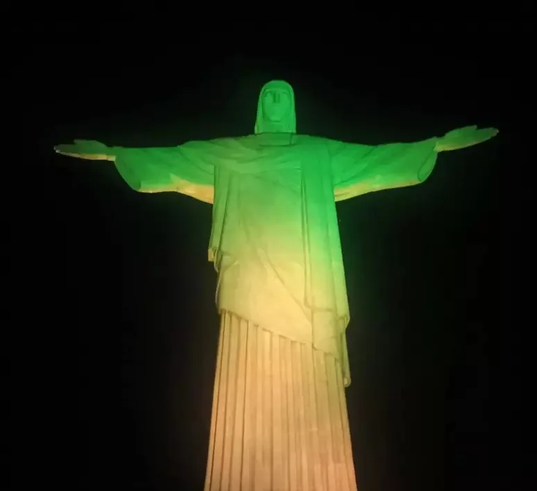 Cristo Redentor é iluminado com verde e amarelo para estreia do Brasil na Copa do Mundo