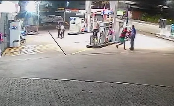 VÍDEO | Assaltantes mascarados agridem funcionária de posto com socos e puxão de cabelo