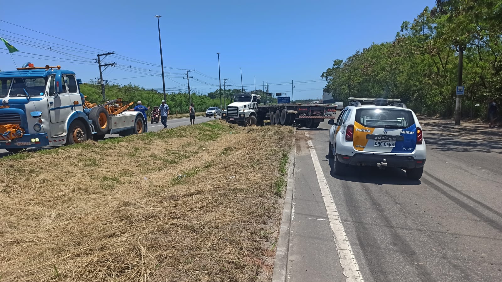 Motorista de carreta perde controle e veículo para em canteiro central da Darly Santos