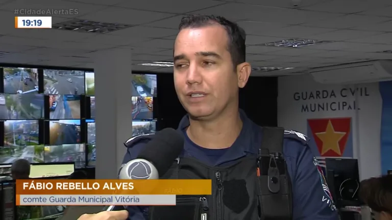 Homem é preso em flagrante furtando fios em Vitória