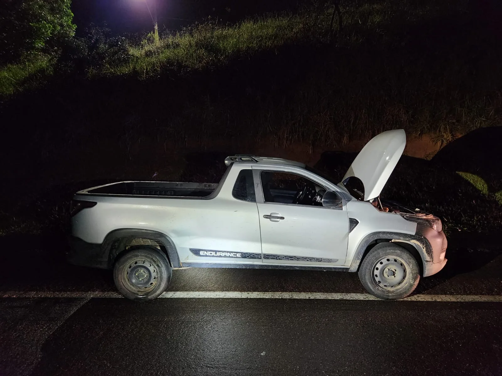 Suspeitos de assalto abandonam carro roubado após confronto com a polícia em Guarapari