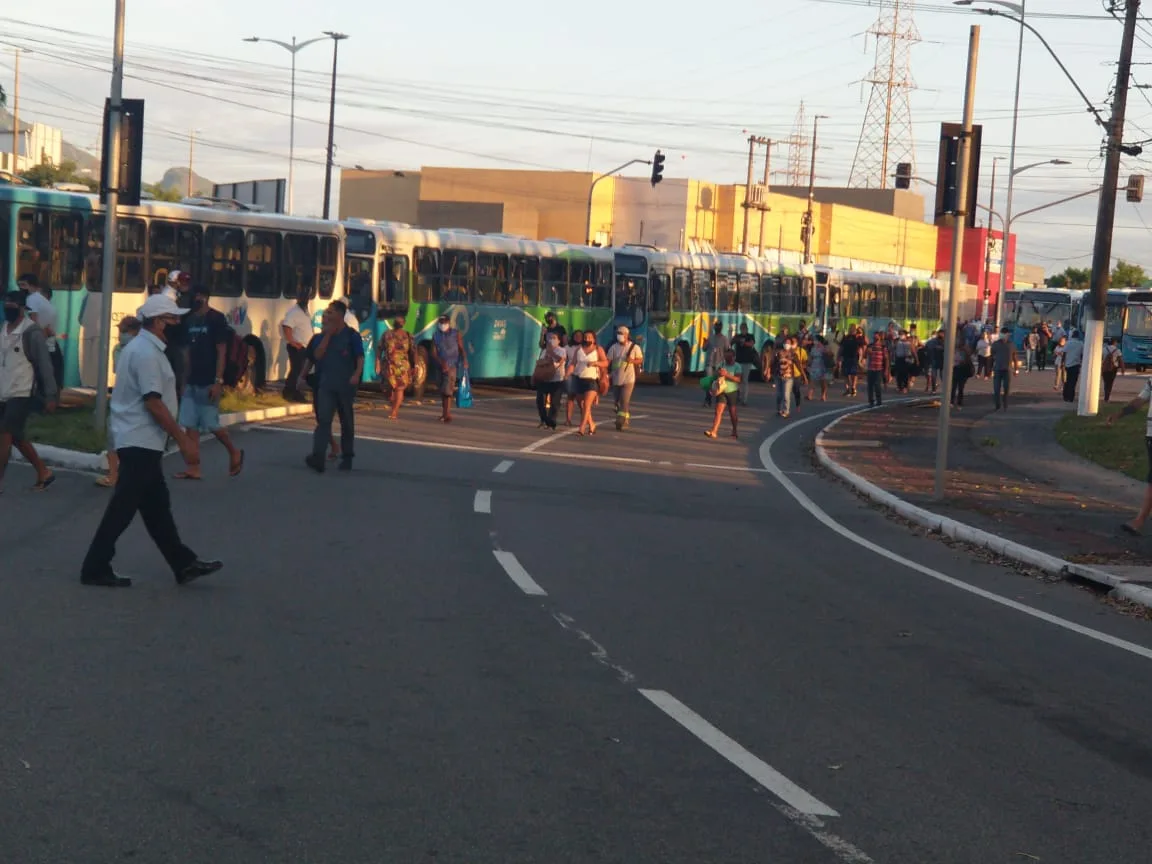 No quarto dia de protestos, cobradores fecham Terminal Carapina