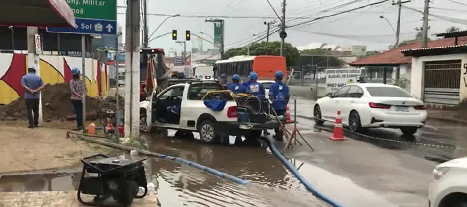 Vazamento de cano deixa pista alagada e complica trânsito em Vila Velha